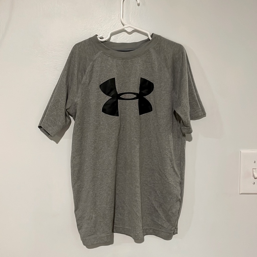 Boys Under Armour Heat Gear T-Shirt Size M